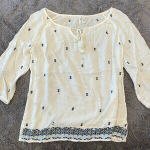Flowy white blouse with stitched blue details